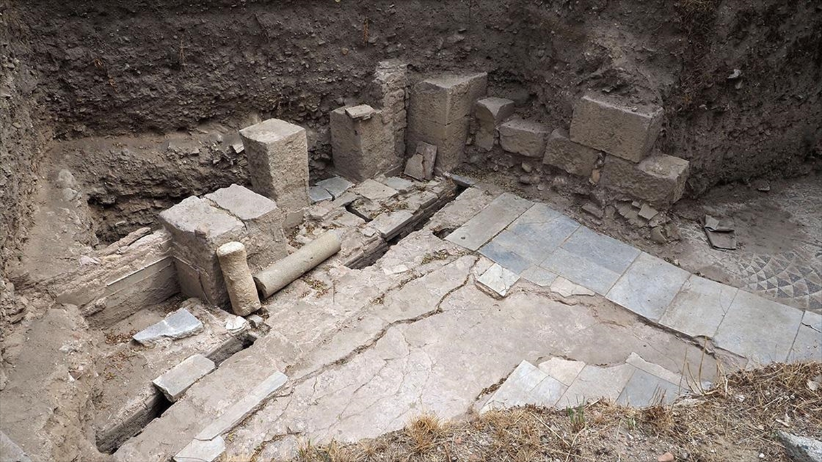 Adramytteion Kazısında Roma Hamamına Ait Yer Altı Isıtma Sistemi Bulundu