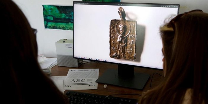 İznik Gölü'ndeki Batık Kilisede Aziz Nikolas Figürlü Kolye Ucu Bulundu