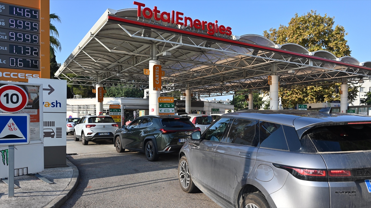 Fransa'da Benzin İstasyonlarındaki Akaryakıt Tedarik Sıkıntısı Devam Ediyor