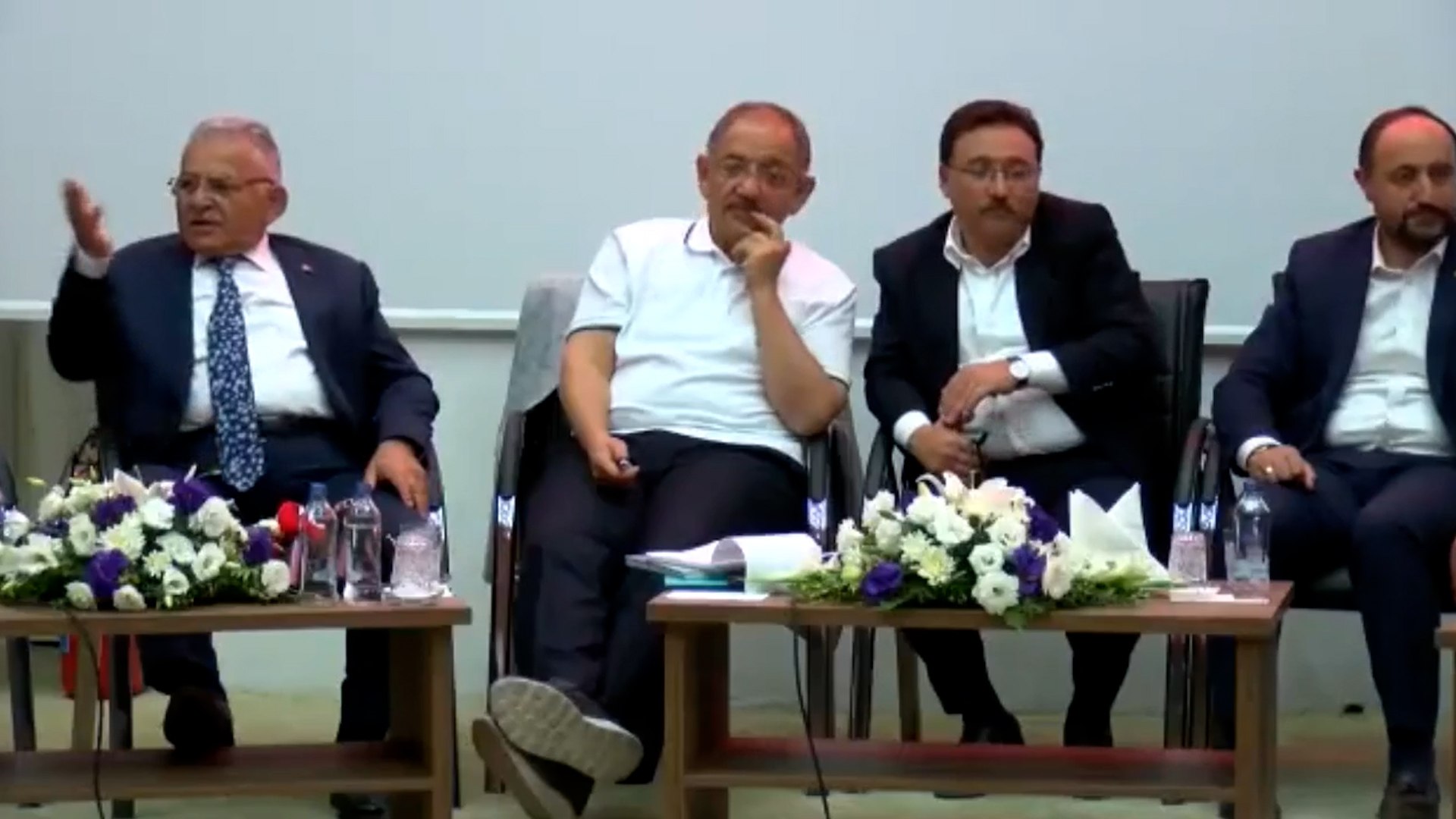 AKP’li başkandan skandal sözler… Mikrofonun açık olduğunu unuttu