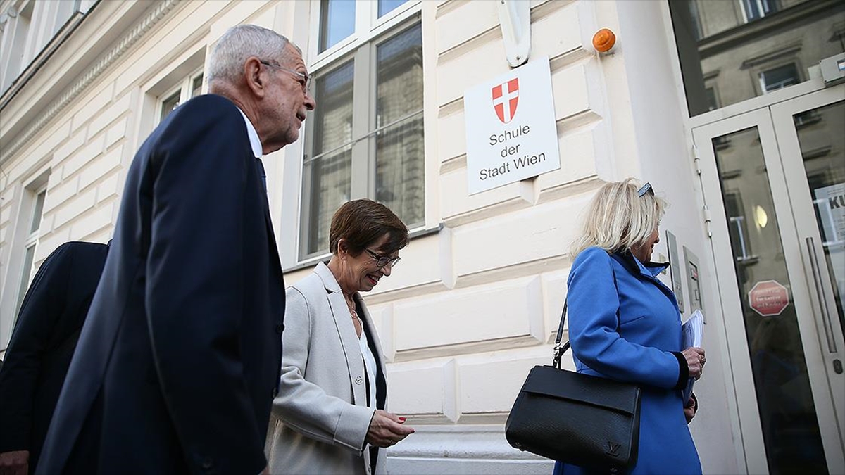 Avusturya Cumhurbaşkanı Van Der Bellen Oyunu Kullandı