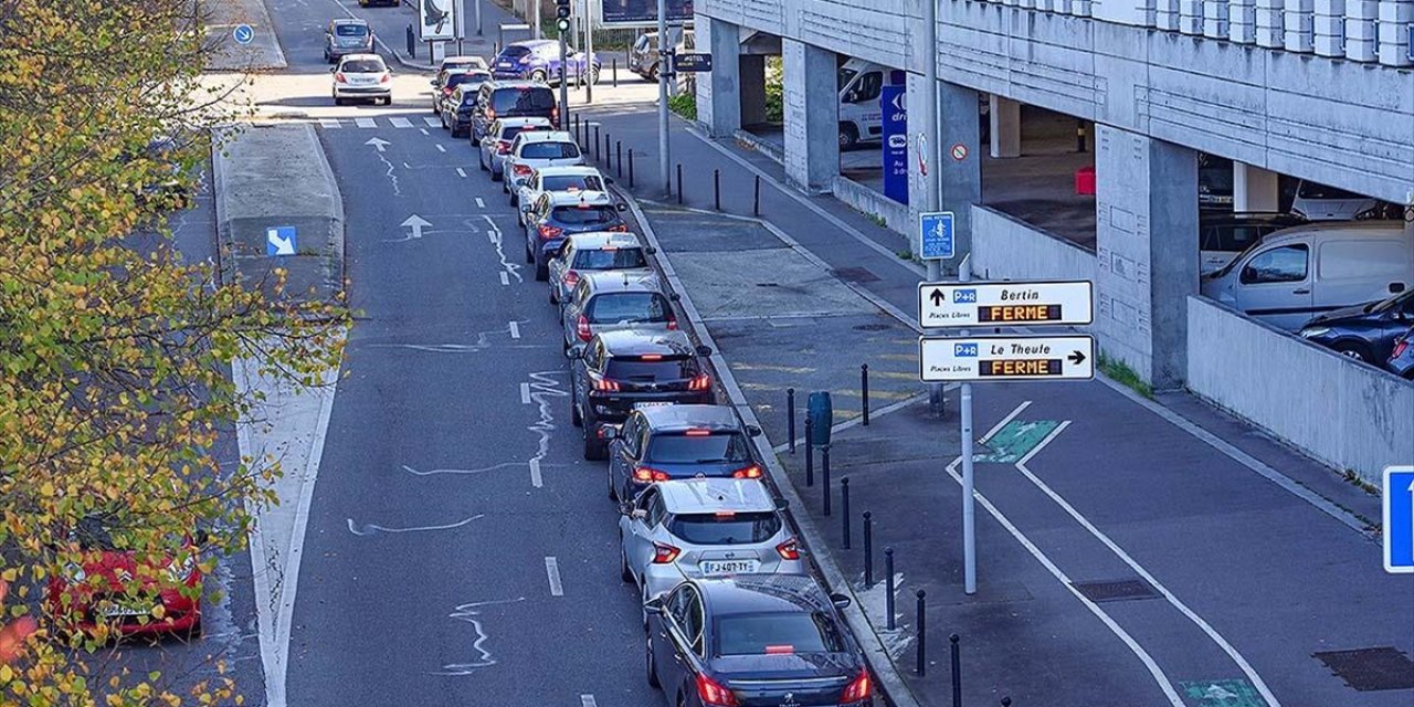 Fransa'daki Akaryakıt Almak İsteyenler Uzun Kuyruklar Oluşturdu