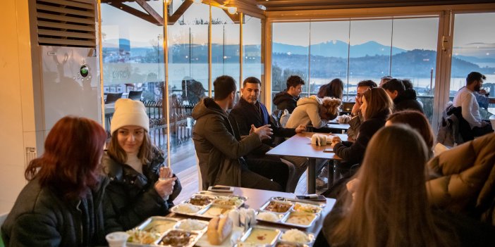 KUŞADASI BELEDİYESİ’NDEN ÜNİVERSİTELİLERE ÜCRETSİZ AKŞAM YEMEĞİ