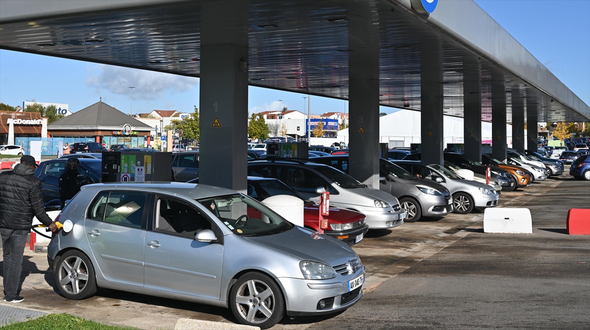 Fransa'da Hükümet Akaryakıt Grevinde "Zorla Çalıştırma" Prosedürünü Başlattı