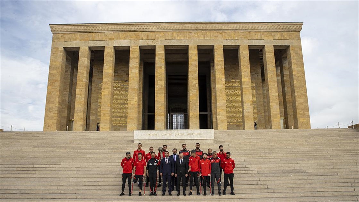 Dünya Şampiyonu Ampute Futbol Milli Takımı, Anıtkabir'i Ziyaret Etti
