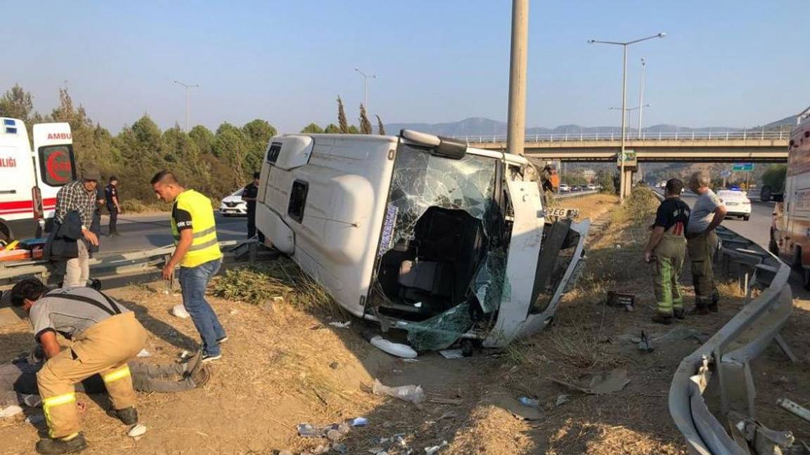 İzmir'de kanser tedavisi gören hastaları taşıyan midibüs devrildi