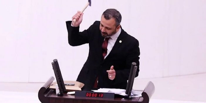 CHP’li vekil kürsüde çekiçle telefonunu kırdı