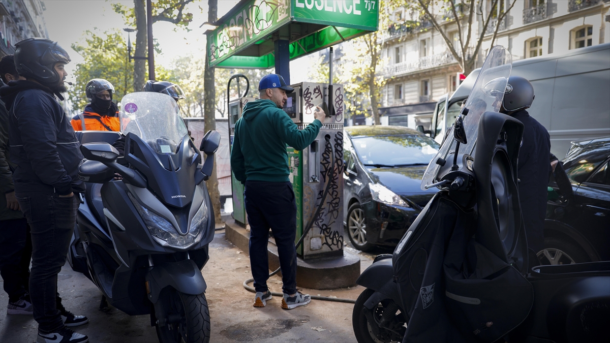 Fransa'da Benzin Kuyrukları Gündelik Hayatın Bir Parçası Halini Aldı