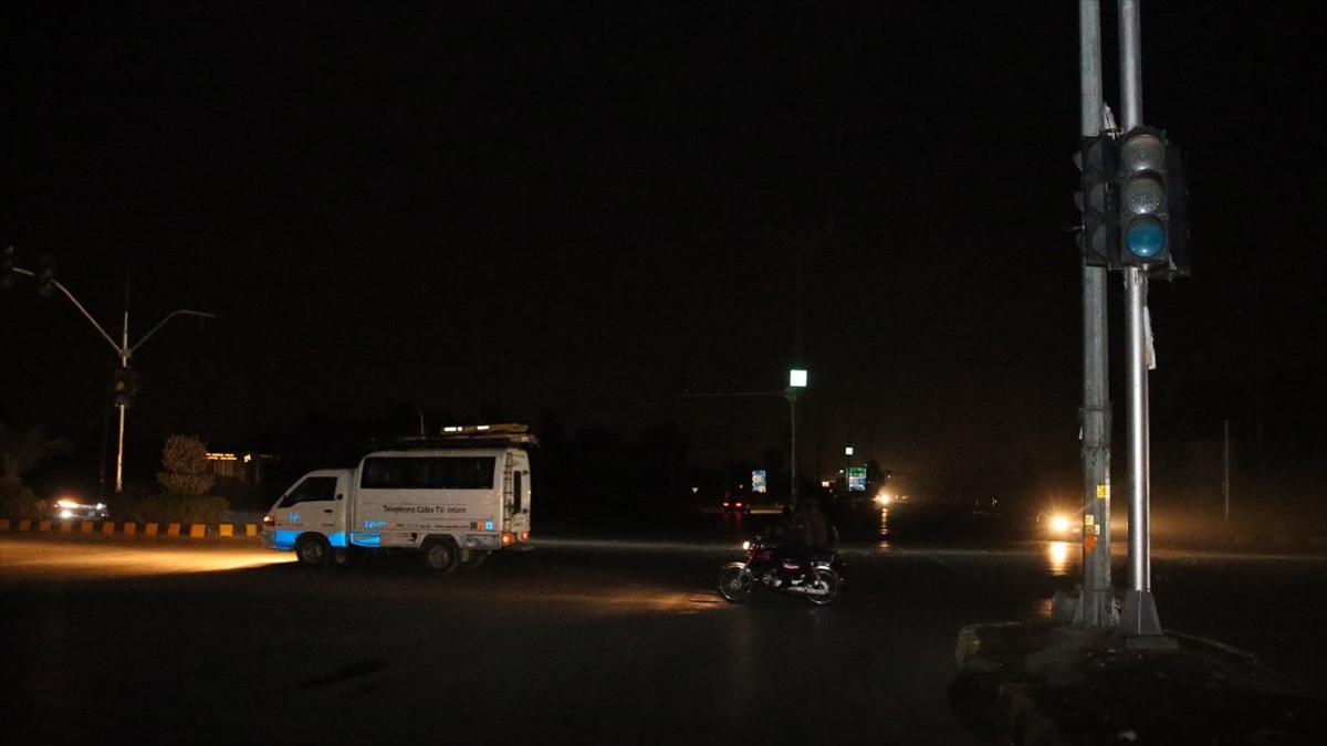 Pakistan’da İletim Sistemindeki Arıza Sebebiyle Birçok Kente Elektrik Verilemiyor