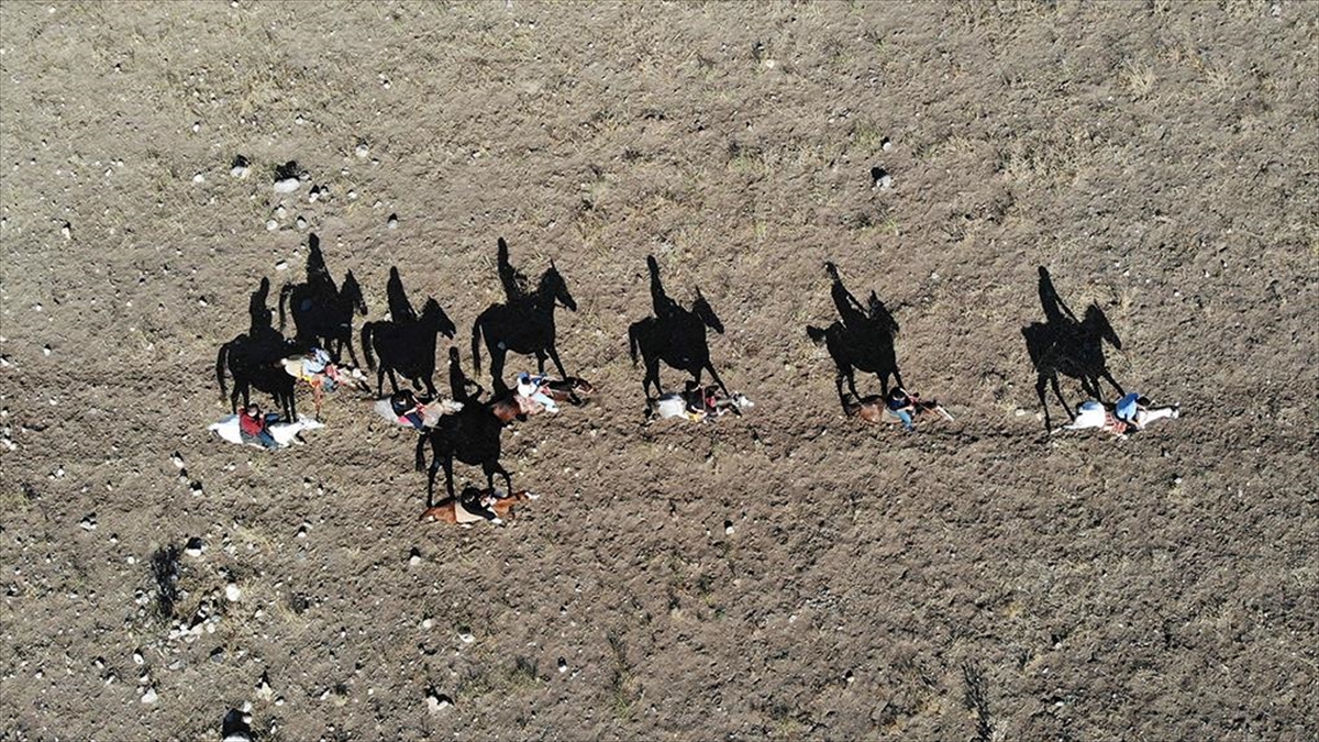 Tunceli'de Doğa Tutkunları Pülümür Vadisi'ni Atlı Turlarla Geziyor