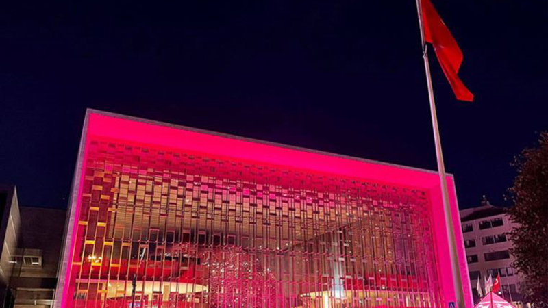 AKM, meme kanserinde farkındalık için pembe renge büründü