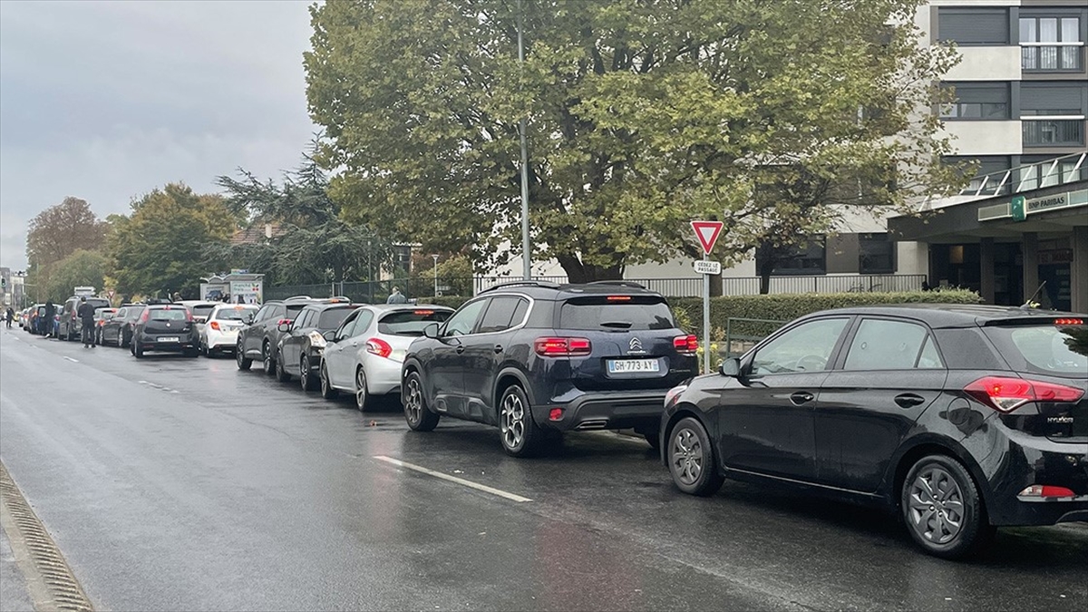 Fransızlar Akaryakıt Almak İçin Belçika'ya Gidiyor