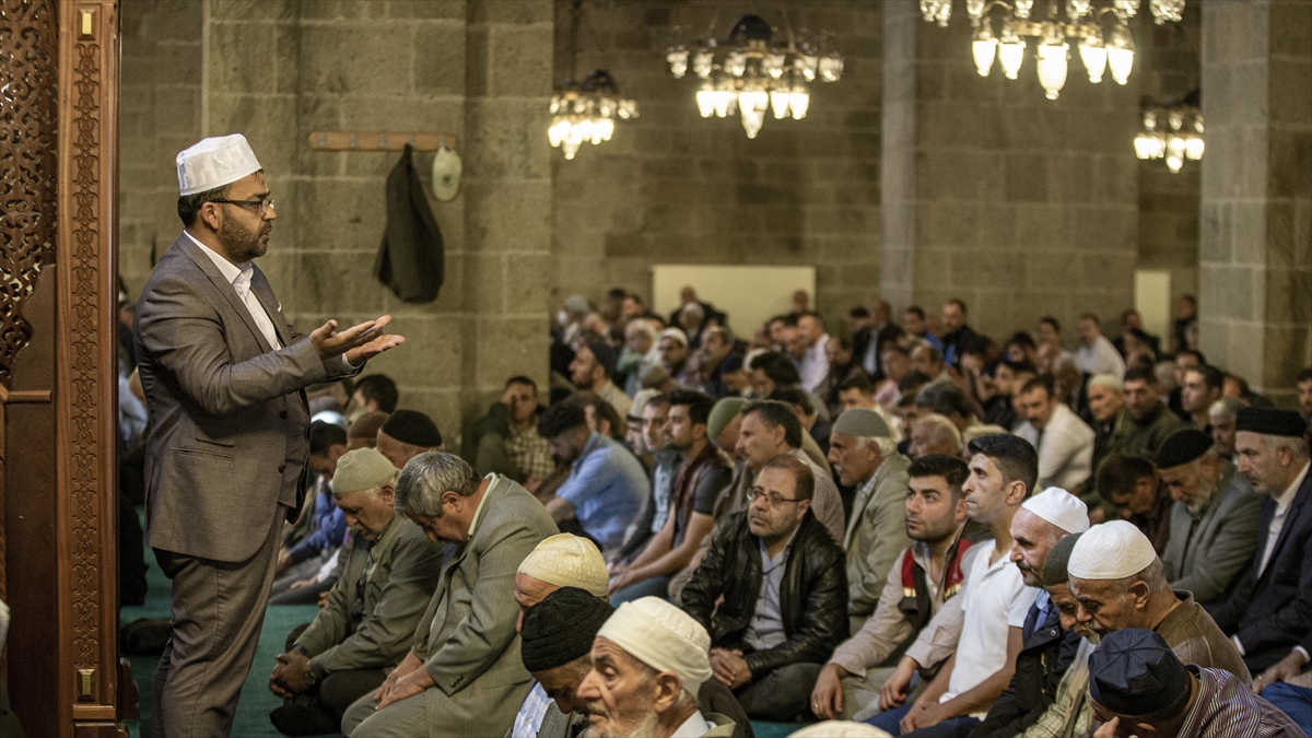 Erzurum'da İşitme Engellilere Cuma Hutbesi "işaret Dili" İle Aktarılıyor