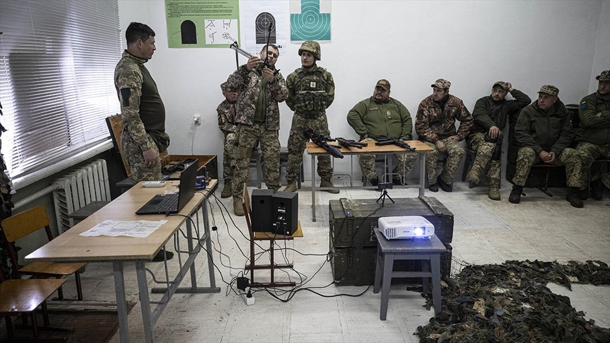 Ukrayna Ordusundaki Gönüllüler Savaştan Önce Sanal Ortamda Askeri Eğitim Alıyor