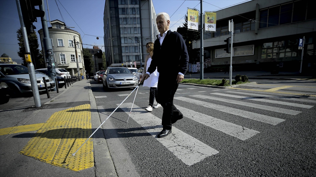 Bosna Hersek'in "beyaz Bastonluları" Sosyal Hayatın Parçası Olmak İçin Mücadele Ediyor