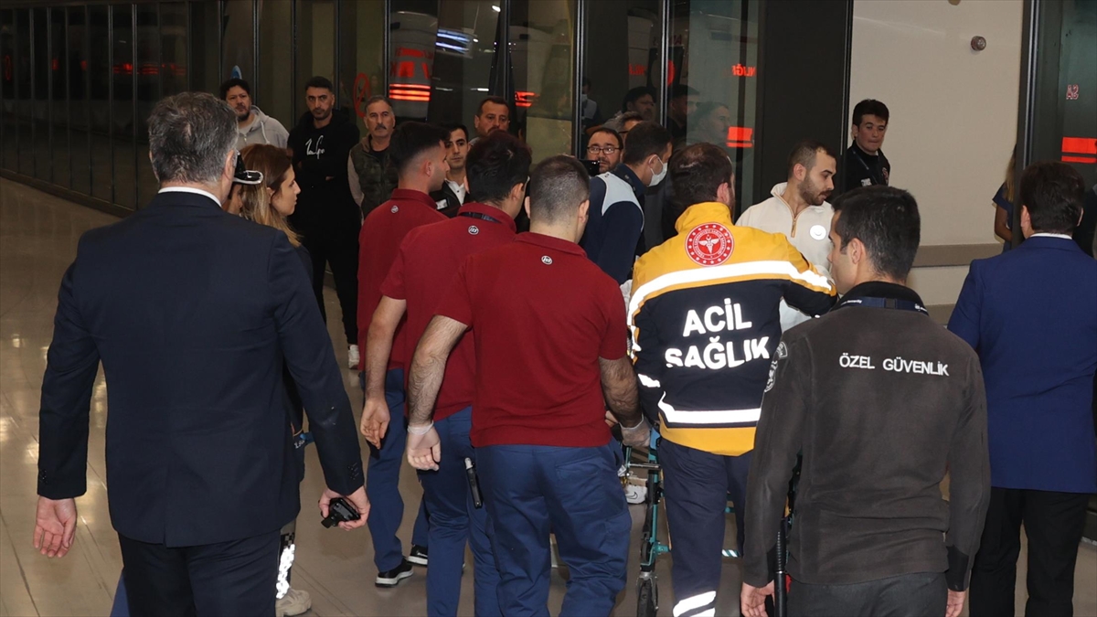 İstanbul'da Tedavileri Süren Maden Ocağı Patlamasında Yaralananların Yakınları Hastanede Bekliyor