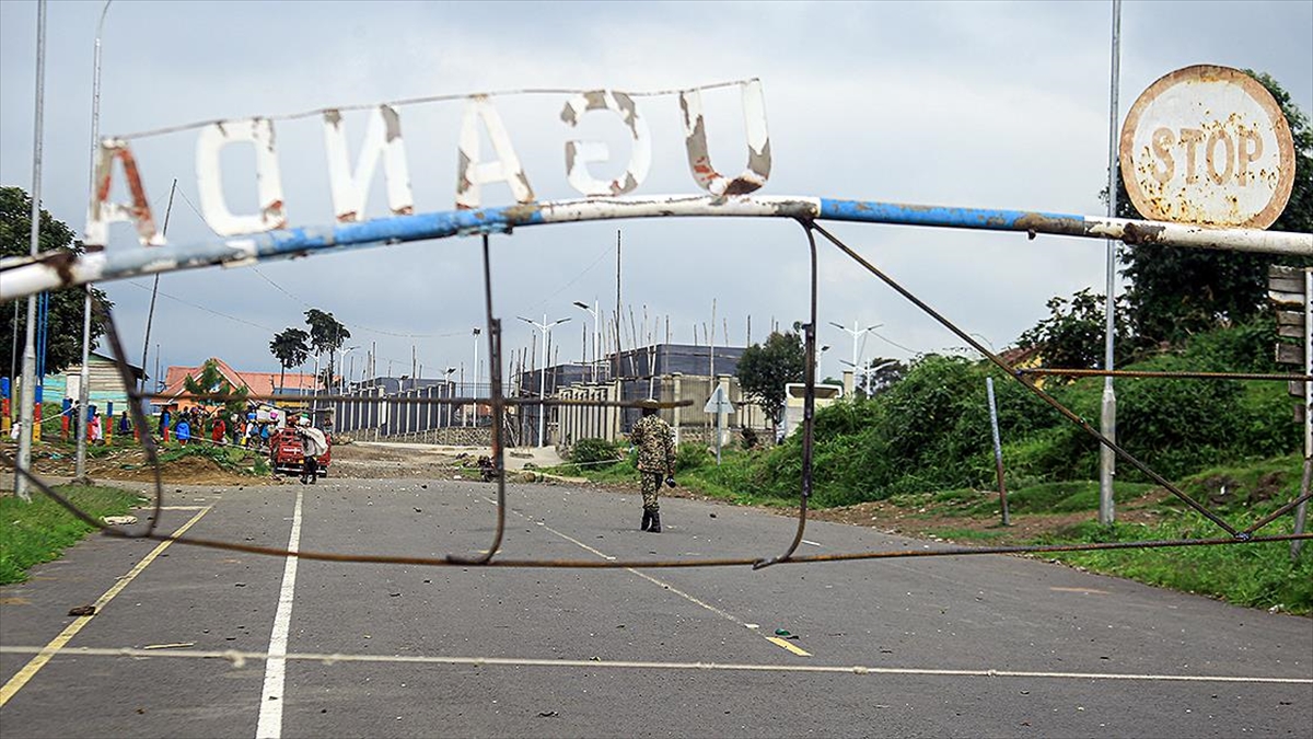 Uganda'da Ebola Nedeniyle Bazı Bölgelerde Sokağa Çıkma Yasağı İlan Edildi