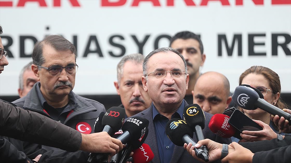 Maden şehidinin cenazesinde Kur'an okuyan Bakan Bozdağ, kendisine yapılan eleştirilere yanıt verdi