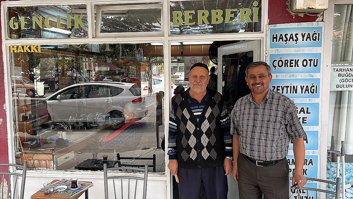 Çırak Olarak Girdiği Dükkanın Sahibi Olan Berber, Ustasına Hürmette Kusur Etmiyor