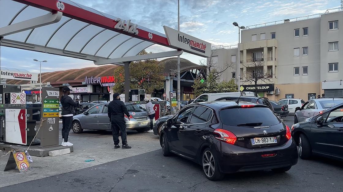 Fransa'da "Banliyölü Gençler" Akaryakıt Kuyruklarında Saatler Süren Bekleyişi 20 Dakikaya Düşürdü