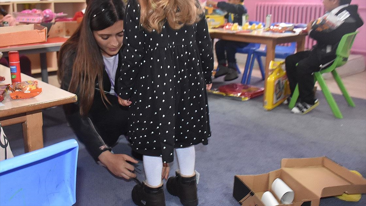 Köy Köy Gezerek Kırsaldaki Çocukların Yüzünü Güldürüyorlar