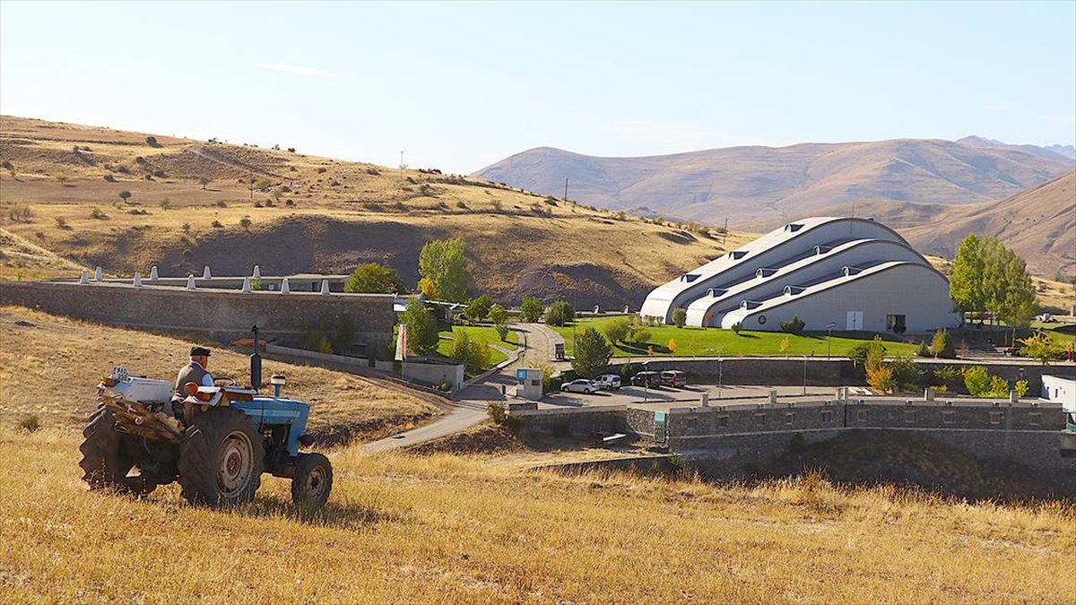 Bayburt'un Ödüllü Müzesi Baksı Ve Çevresi, Ziyaretçilerini Sonbahar Renkleriyle Karşılıyor