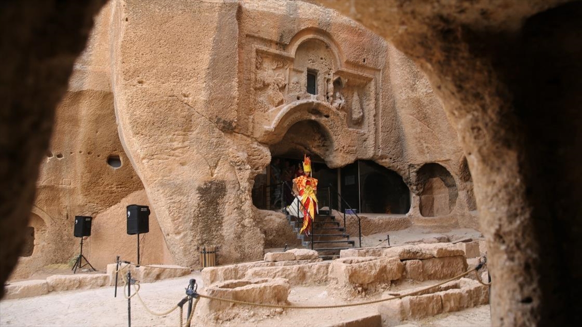 Dara Antik Kenti'nde "taşla Dokunmuş, Sevgiyle Yoğrulmuş Mardin" Defilesi Yapıldı