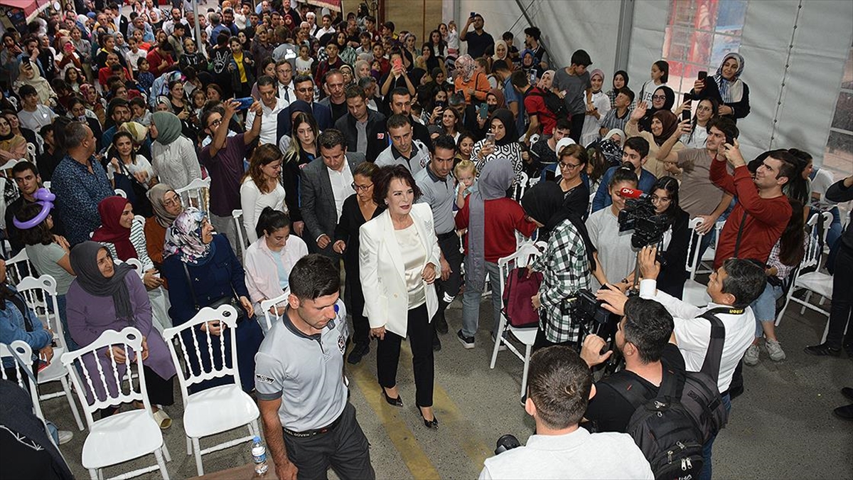 Oyuncu Hülya Koçyiğit Batmanlılarla Buluştu