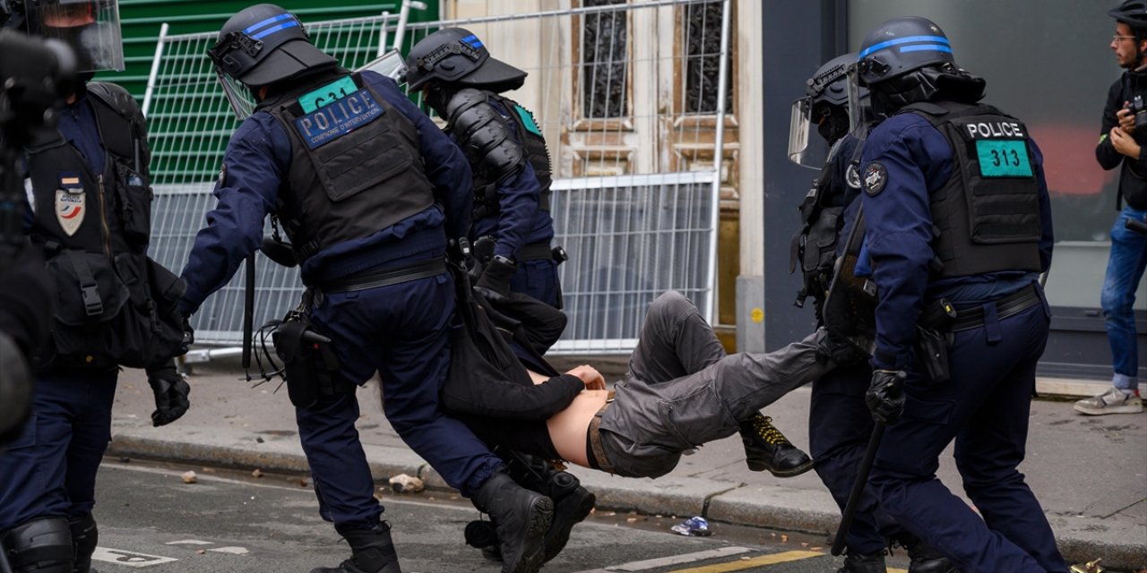 Paris'te Maaş Zammı Talebiyle Gösteri Düzenlendi