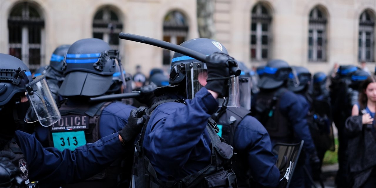 Suriyeli Kameramanın Paris'te Polisin Müdahalesiyle Yüzünden Yaralandığı Açıklandı