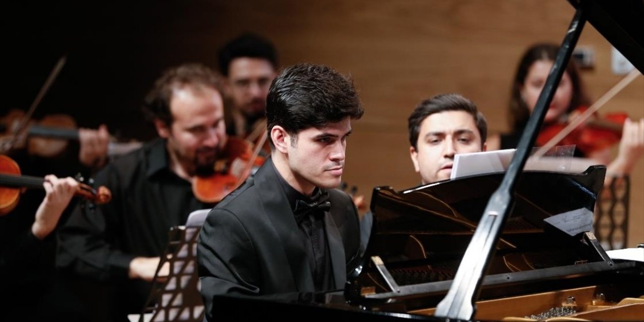 Otizmli Piyanistin Cso Sahnesindeki Konseri Ayakta Alkışlandı