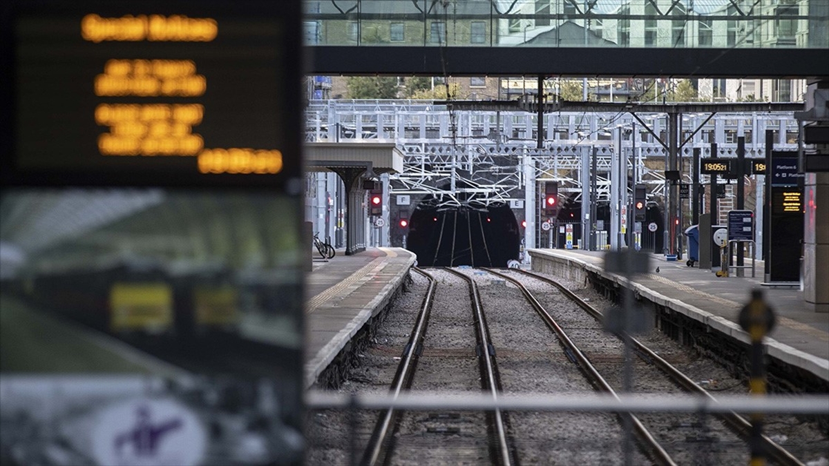 İngiltere'de Demir Yolu Çalışanları Ücret Anlaşmazlığı Nedeniyle Yeniden Greve Gidecek