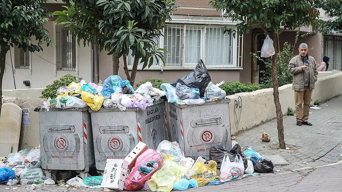 Avcılar'da Grev Nedeniyle Sokaklarda Çöp Yığınları Oluştu