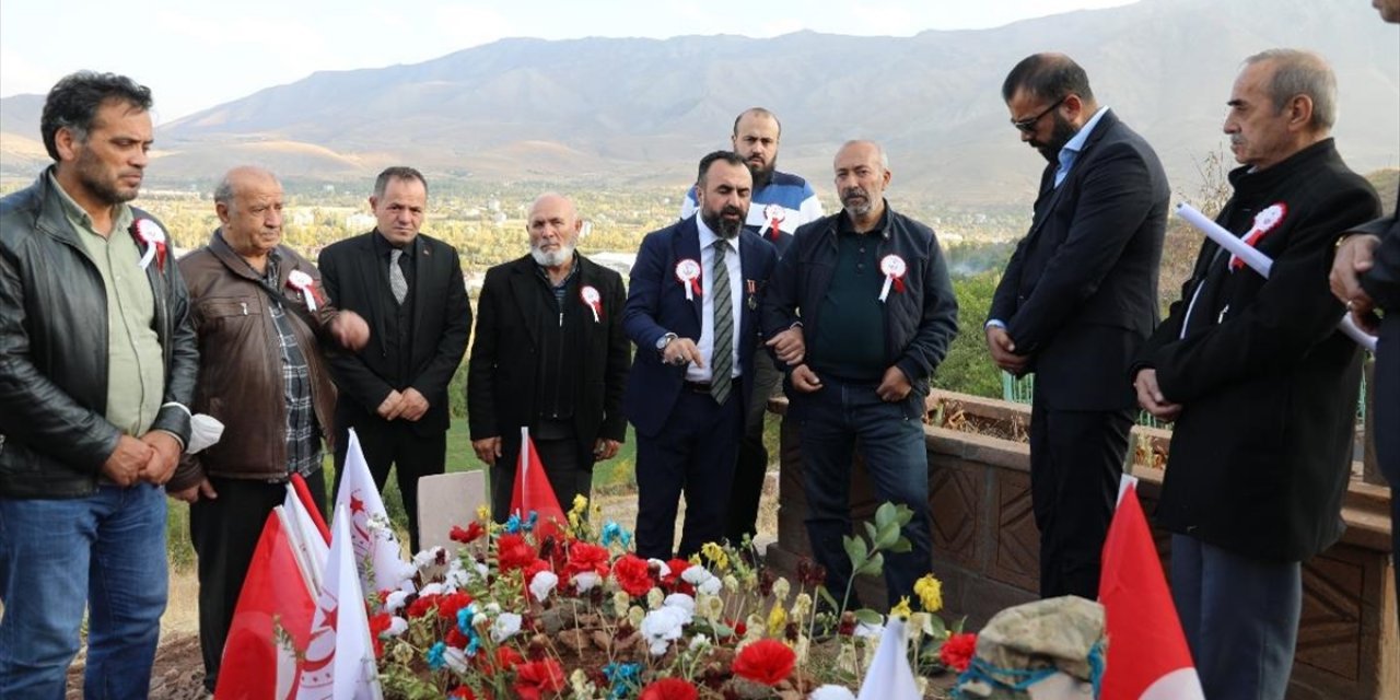 Türkiye Gaziler Ve Şehit Aileleri Vakfı Üyeleri Vanlı Şehidin Ailesini Ziyaret Etti