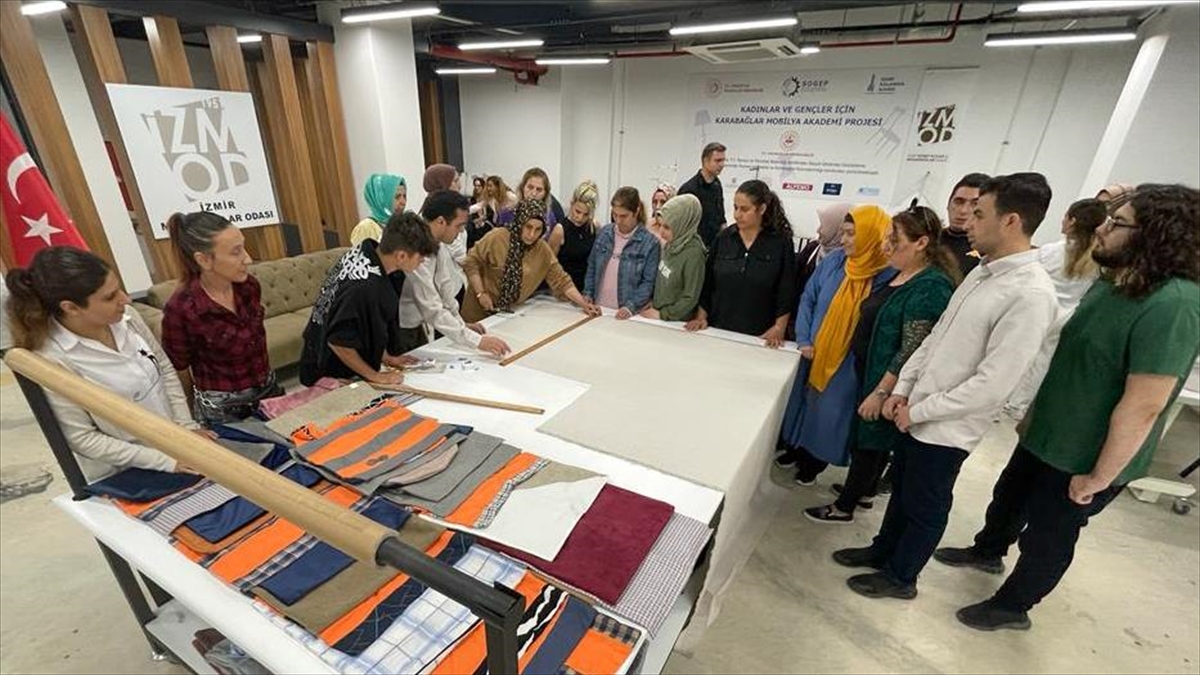 İzmir'deki "Mobilya Akademisi" 72 Kişiyi İş Sahibi Yaptı