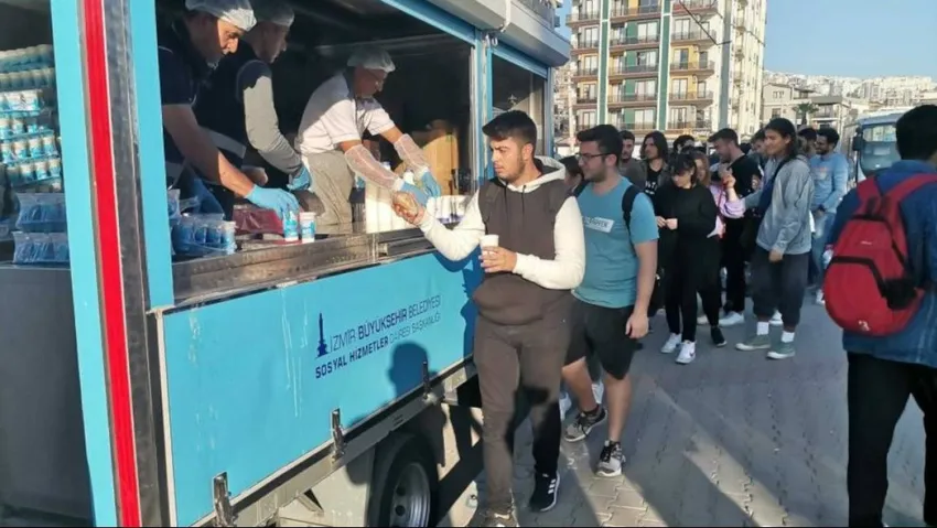 İzmir Büyükşehir Belediyesi yemek dağıtmak istedi, Katip Çelebi Üniversitesi engelledi
