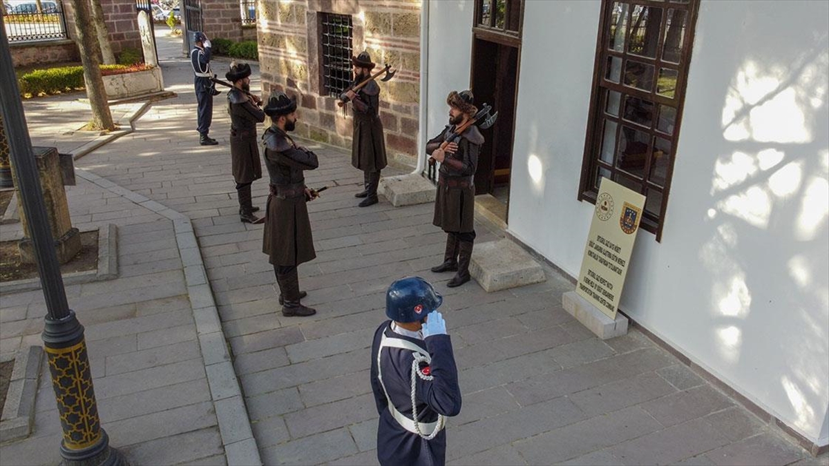 Söğüt'ün Alp Kıyafetli Askerleri Osmanlı Ruhunu Yaşatıyor