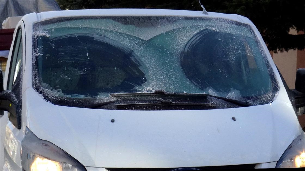 Kars'ta Soğuk Hava Yüzünden Araçların Camları Buz Tuttu