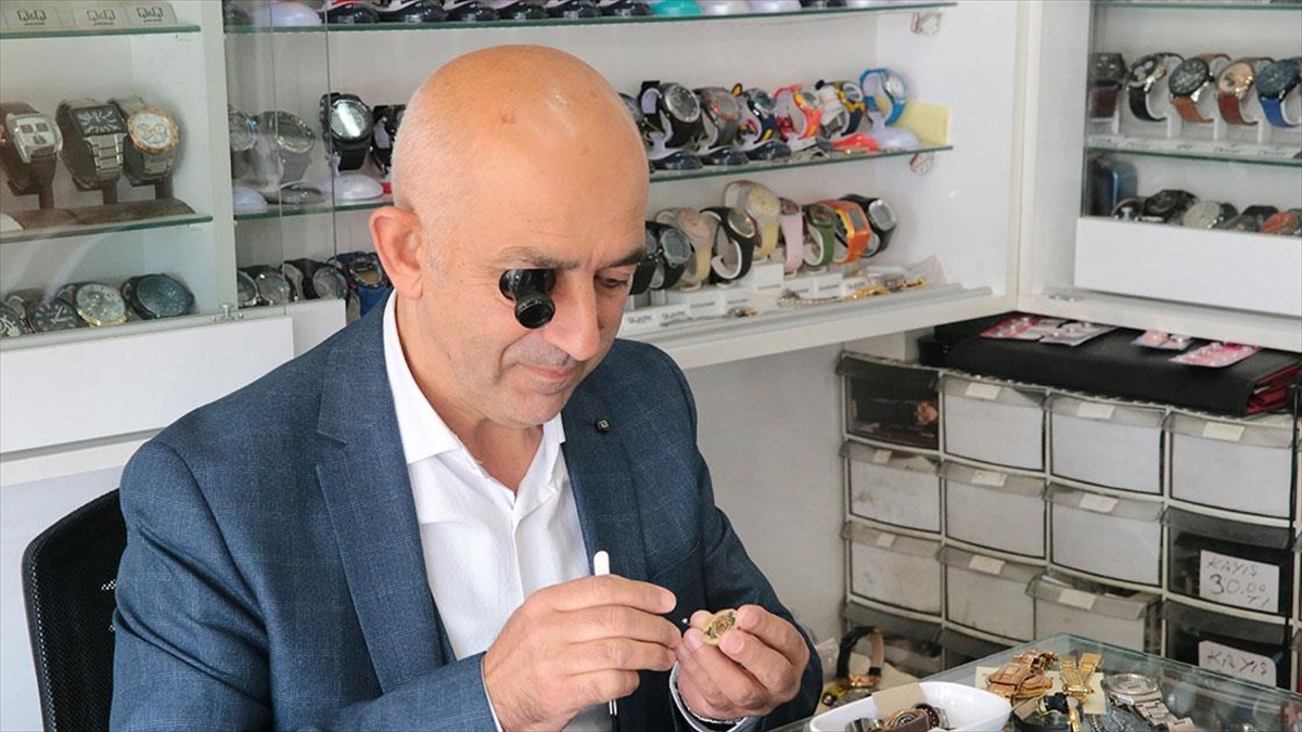 Şenol Usta 41 Yıldır Saatlerin Ömrünü Uzatıyor