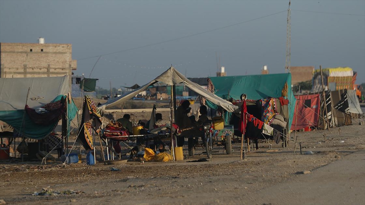 Pakistan'da Yaklaşan Kış Çadırlarda Yaşayan On Binlerce Selzedeyi Endişelendiriyor