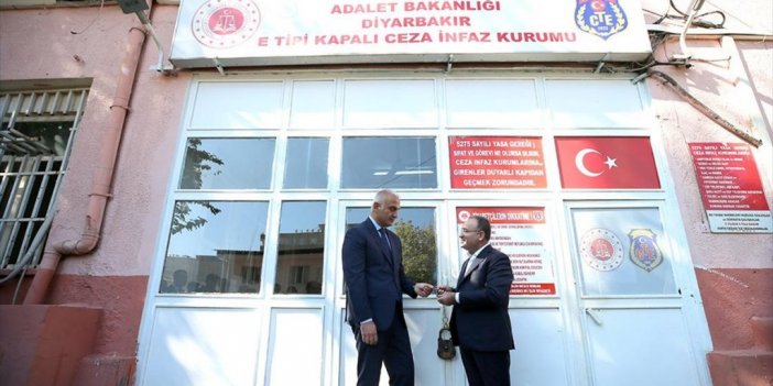 Adalet Bakanı Bozdağ Diyarbakır Cezaevi Anahtarını Kültür Ve Turizm Bakanı Ersoy'a Teslim Etti