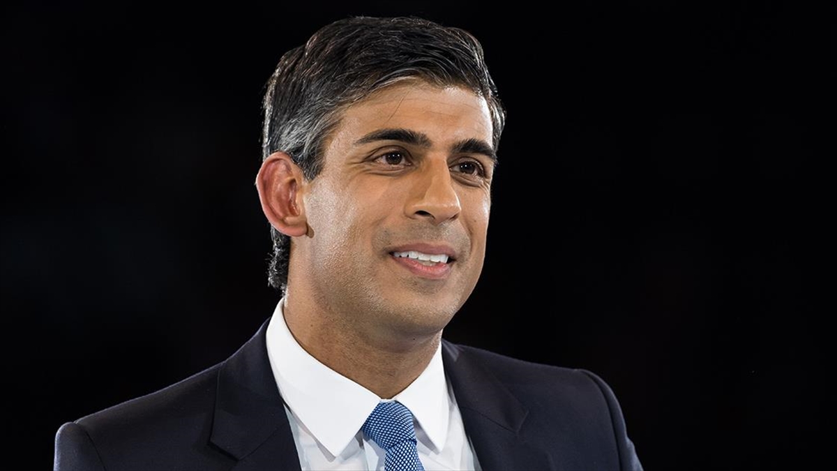 İngiltere'de Hint Kökenli Rishi Sunak Etnik Azınlıktan Gelen İlk Başbakan Oldu
