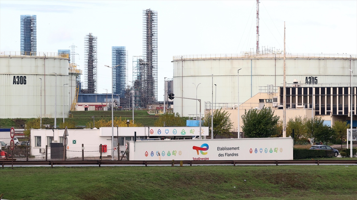 Fransa'da Akaryakıt Tedarikini Sekteye Uğratan Grevler 2 Rafineride Sürüyor