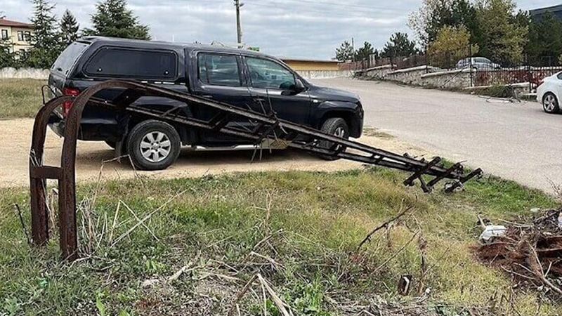 Elektrik dağıtım şirketi, direğe çarpan sürücüden şikayetçi oldu