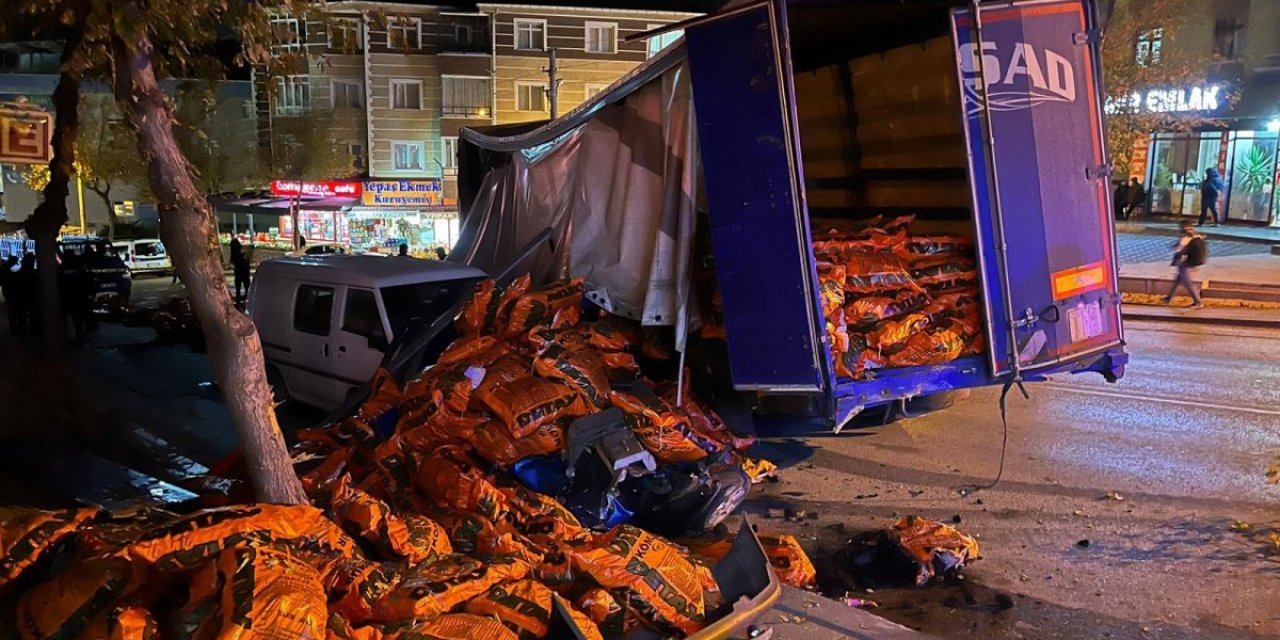 Ankara’da freni boşalan tır park halindeki araçlara çarptı