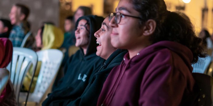 AÇIK HAVADA SİNEMA KEYFİ KUŞADASI’NDA BİR BAŞKADIR