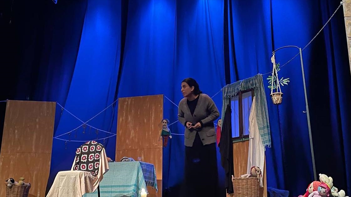 'Filistin Hakkında Konuşmalıyız' Tiyatro Oyunu, Filistin Meselelerini Sahneye Taşıdı