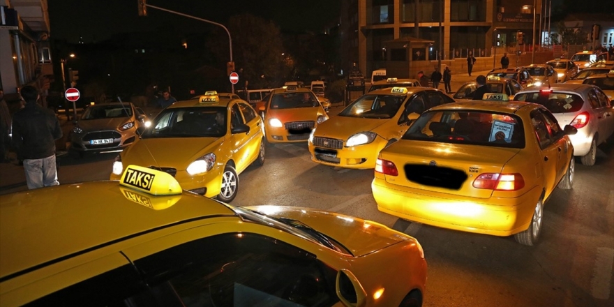 İstanbul'da Turistleri Dolandırdığı İddia Edilen Taksicilere Operasyon: 23 Gözaltı