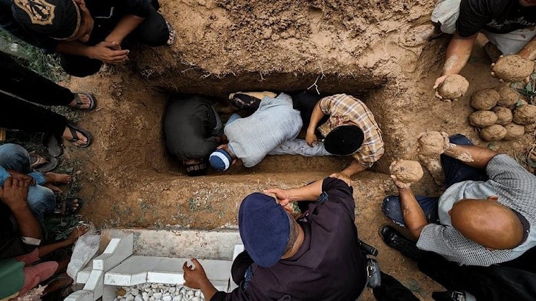Parayı vereni bir saat toprağın altına gömüyorlar