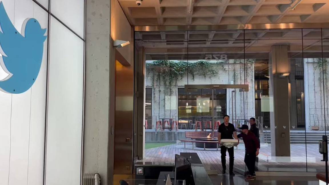 Elon Musk, Twitter binasına elinde lavaboyla girdi